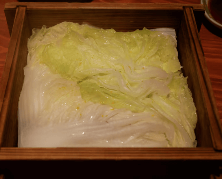 배추를 절이고 있는 모습