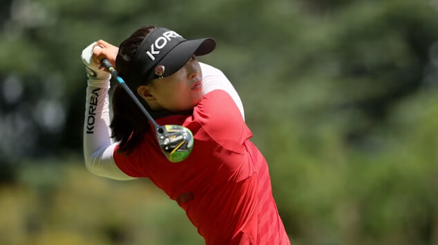 티샷을 날리는 고진영 선수