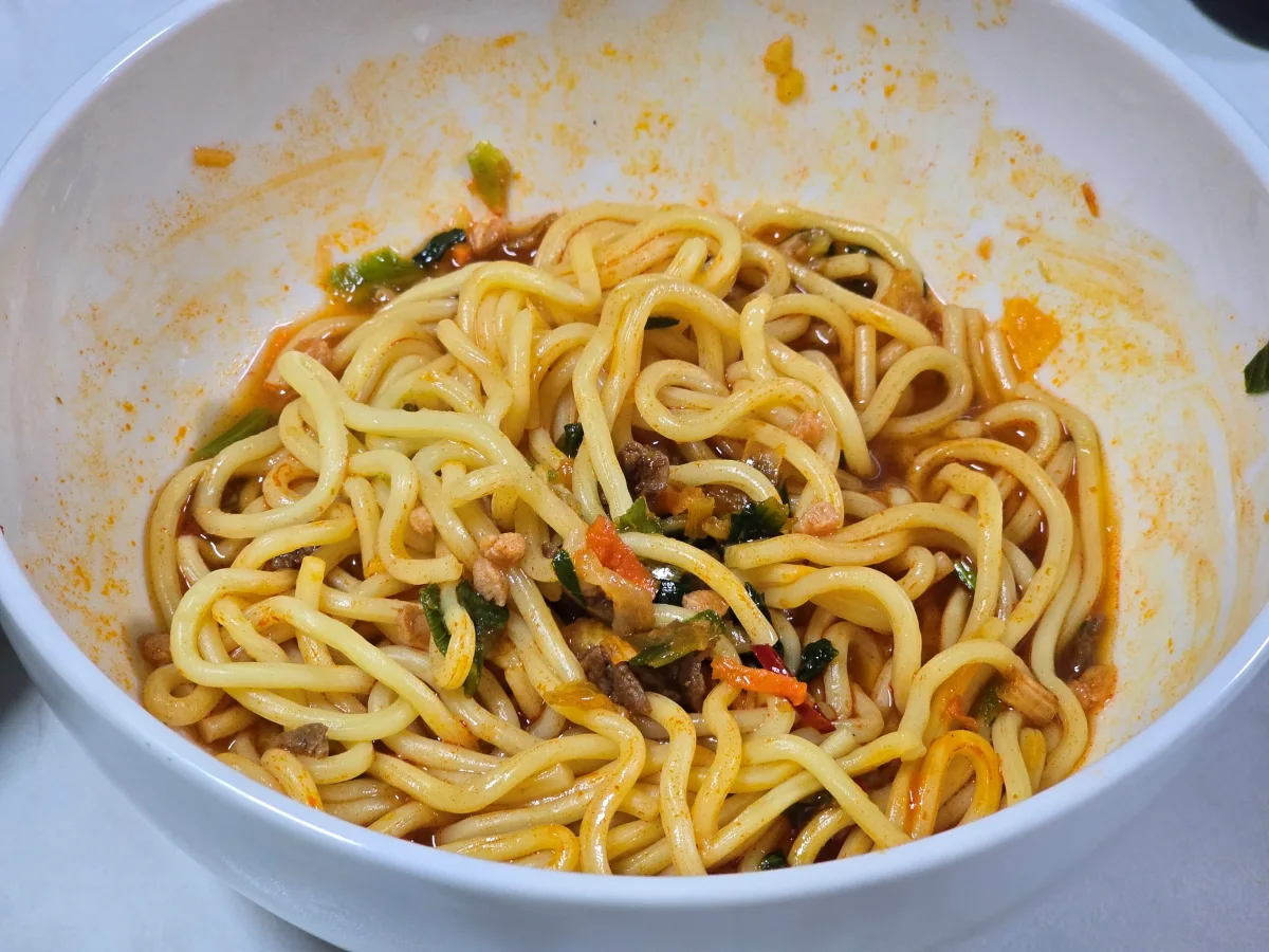 매콤중화볶음짬뽕 조리 완료되어 그릇에 옮겨 담은 사진