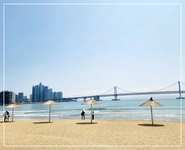 광안대교를 품은 광안리해수욕장 풍경
