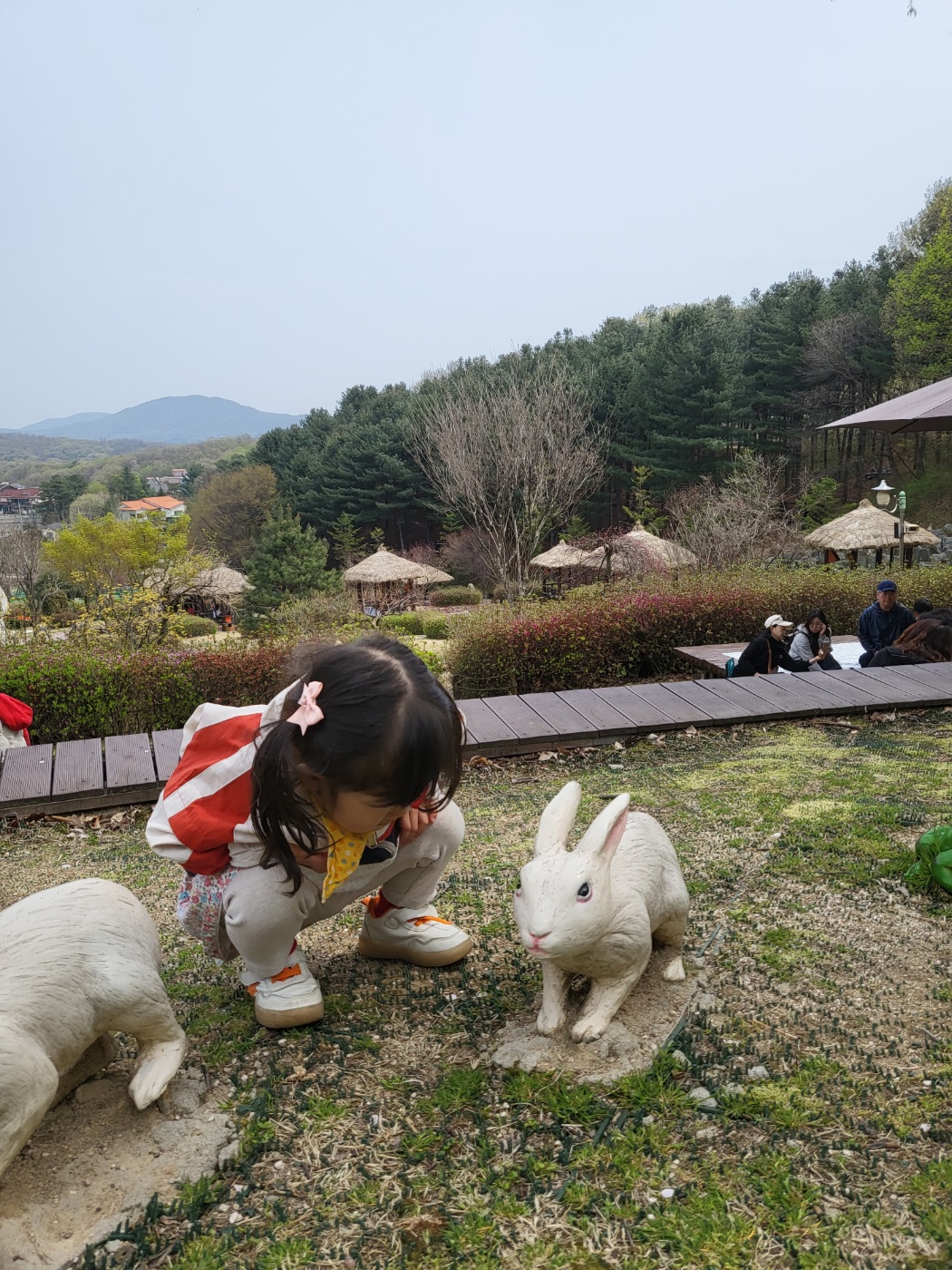 토끼 조형물을 구경하는 아이