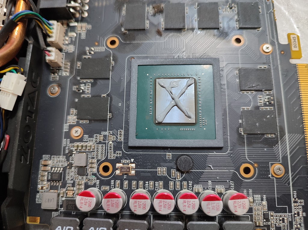 그래픽카드 서멀구리스 재도포 중