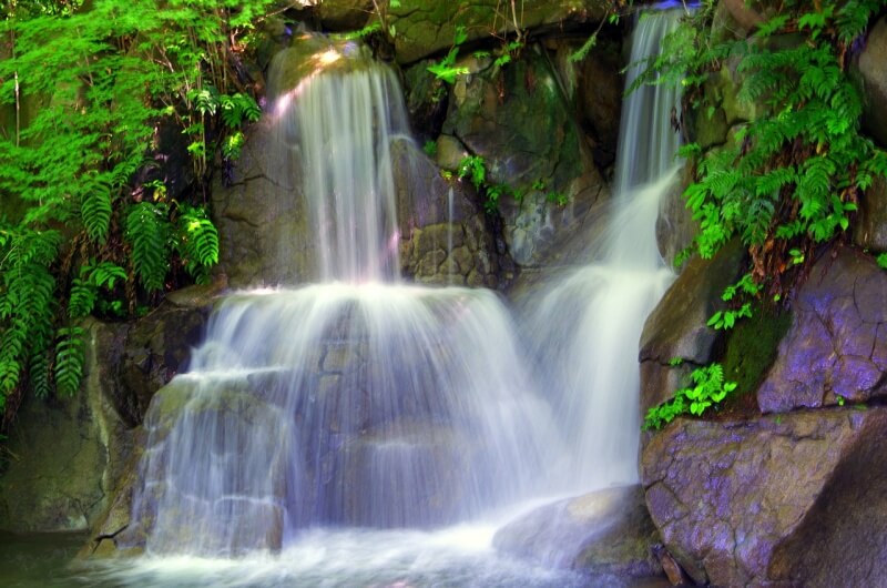 맑은 물 폭포가 흐르는 계곡