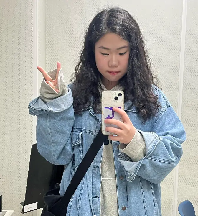 싱어게인3-
청자켓 회색 맨투맨티에 긴 파마머리로 핸드폰을 보고있는 46호