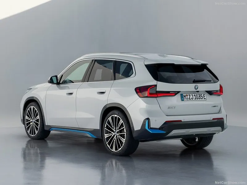 BMW iX1 실내 - 플로팅 콘솔 적용