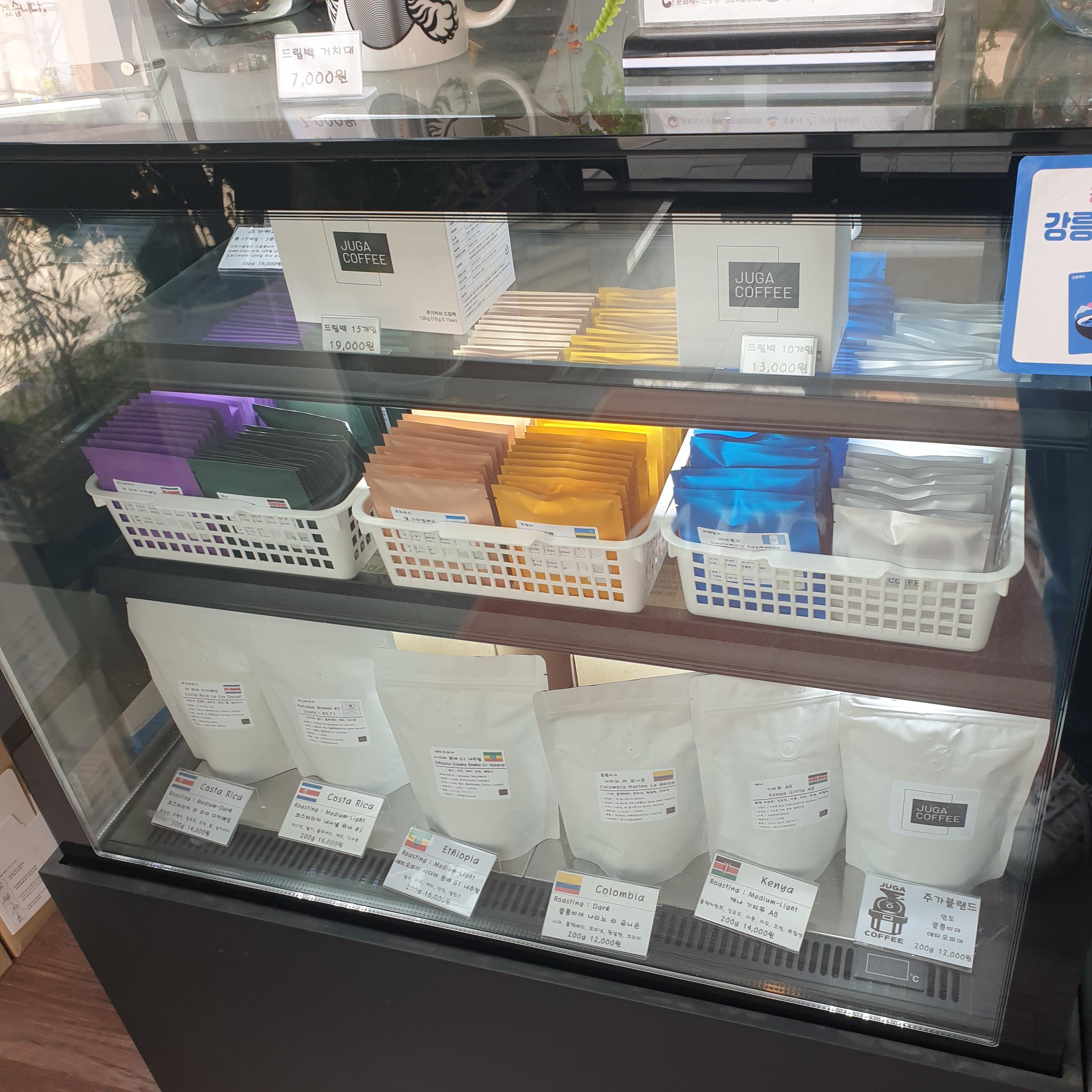 강릉 카페 '주가커피': 직접 로스팅한 스페셜티 커피를 맛볼 수 있는 카페_판매 중인 드립백 및 원두