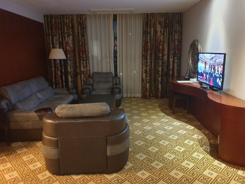 소파와 tv가 놓여 있는 응접실 꽤나 넓다.