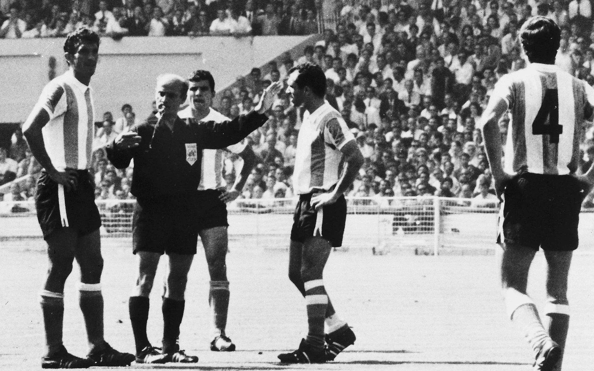 1966년, 영국vs 아르헨티나 경기:주심에게 항의하는 아르헨티나 선수들