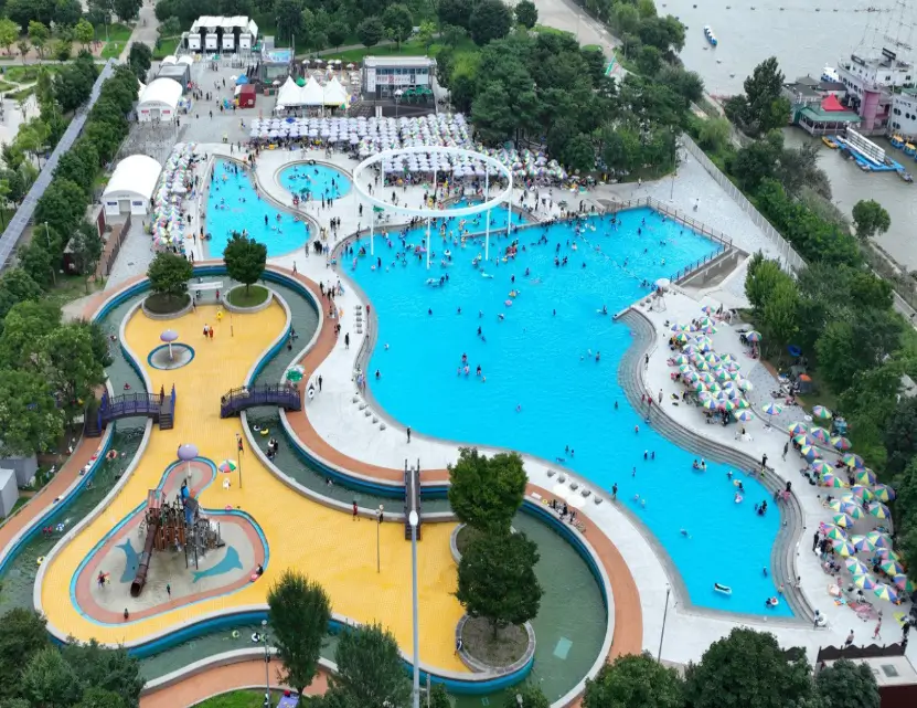 야외수영장-뚝섬-수영장에서-사람들이-수영하는-모습