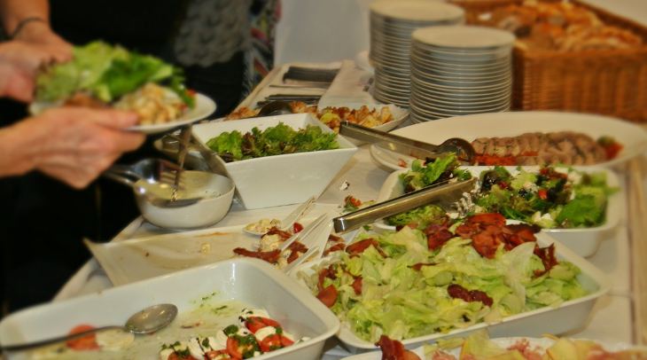 잔치 음식이 많이 있는 사진