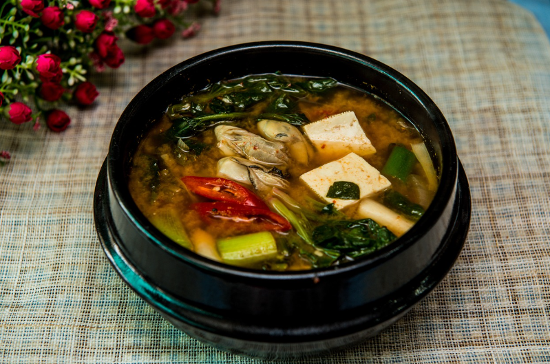 된장찌개를 뚝배기에 담은 사진