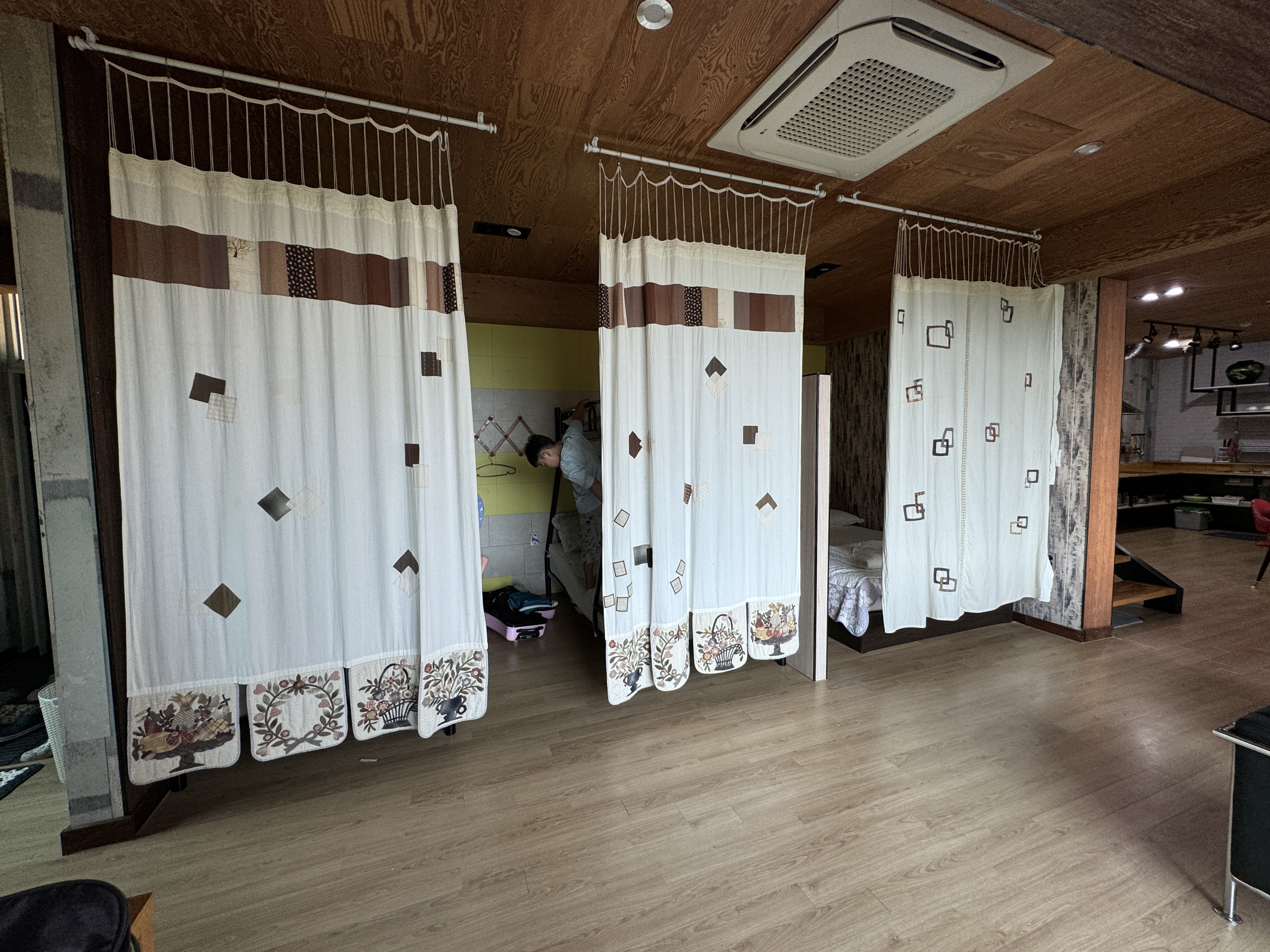 고성-티티펜션-1층-침대존