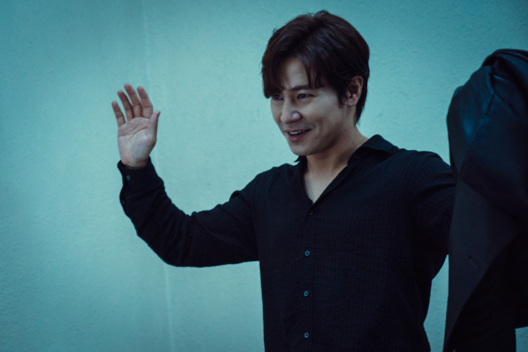 손들고 항복하는 동방민의 모습