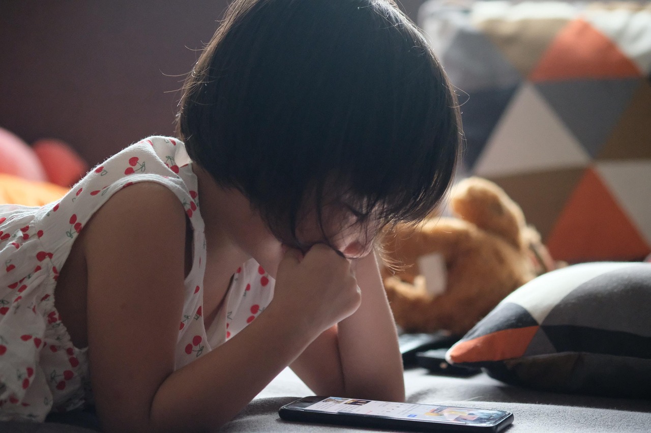 집중해서 핸드폰하는 여자아이