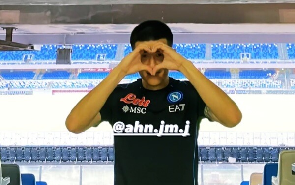 손으로-하트-표시하는-김민재-선수