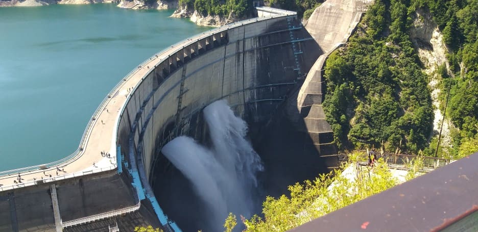 산 위에 있는 거대한 구로베 댐