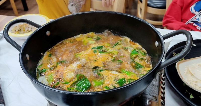 파가 가득했던냄비에서 매운탕이 끍어오르는 장면