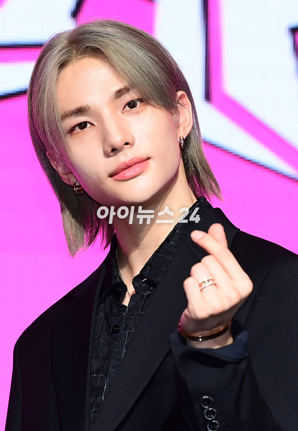 그룹 스트레이키즈 현진이 10일 오전 서울 영등포구 콘래드 서울에서 열린 스트레이키즈(Stray Kids) 새 미니앨범 '樂-STAR'(락스타) 발매 기념 기자간담회에서 포즈를 취하고 있다. [사진=정소희 기자]