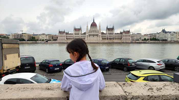 흐린 날의 부다페스트 다뉴브 강 건너 국회의사당 전경