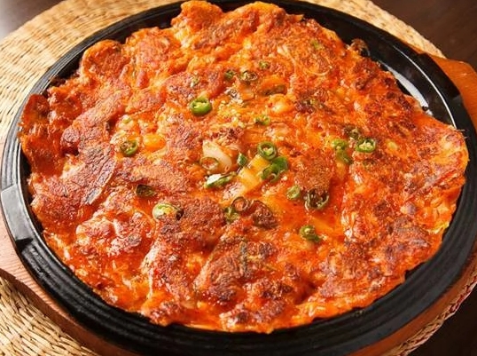 바삭하게 튀겨진 새우튀김이 채반 위에 놓여 있습니다.