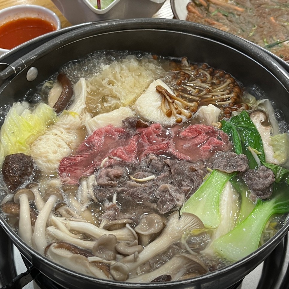 홍대에서 메밀막국수랑 생버섯 샤브샤브를 동시에? 여긴 꼭 가야 해요