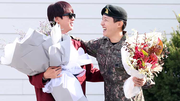 제이홉이 7일 강원 원주시 육군 36사단 신병교육대 앞에서 전역하며 동료 멤버 진의 축하를 받고 있다. /출처 - 연합뉴스