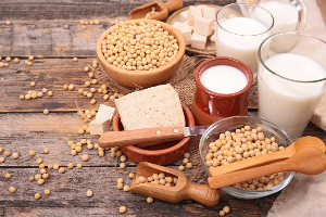 콩이 흩어져있고 두유와 두부가 있다