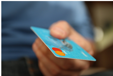 신용카드 vs 체크카드, 해외여행에 더 유리한 선택은?