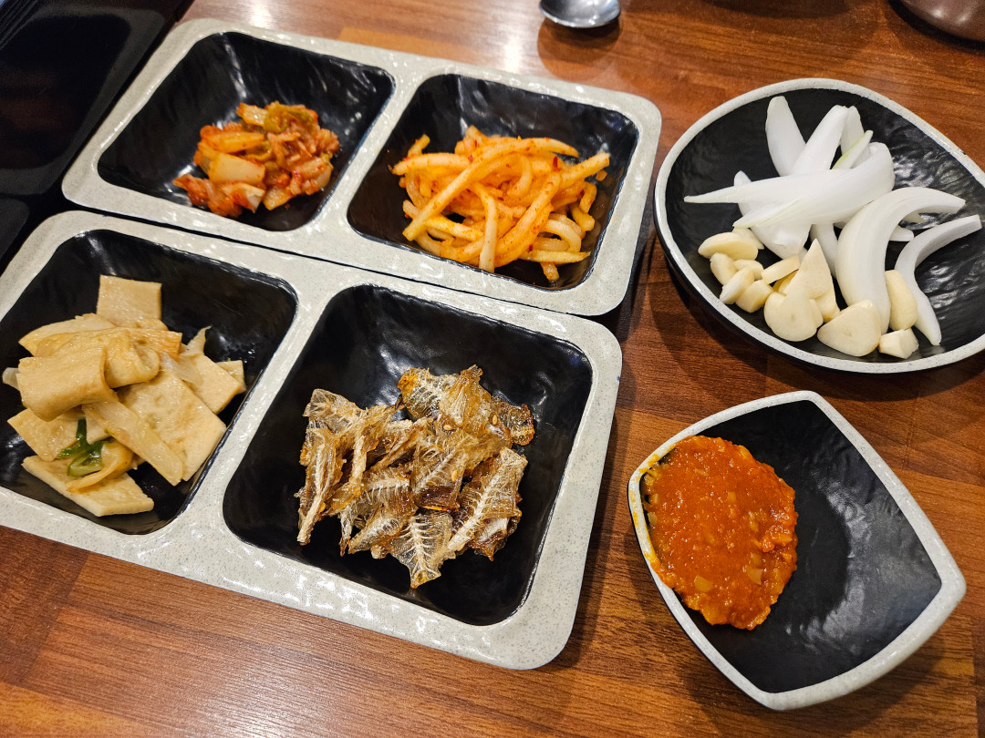 신창 흑돼지 두루치기 밑반찬