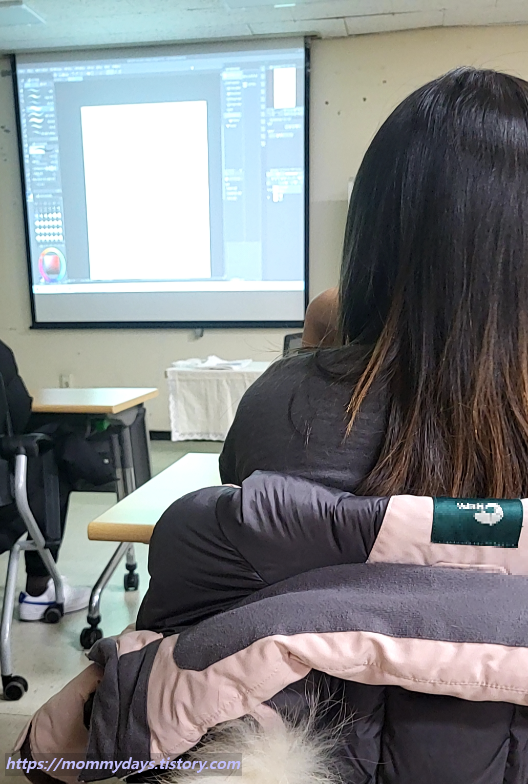 이 사진은 저희 딸 사랑이가 강연을 열씸히 듣는 뒷모습 사진입니다.