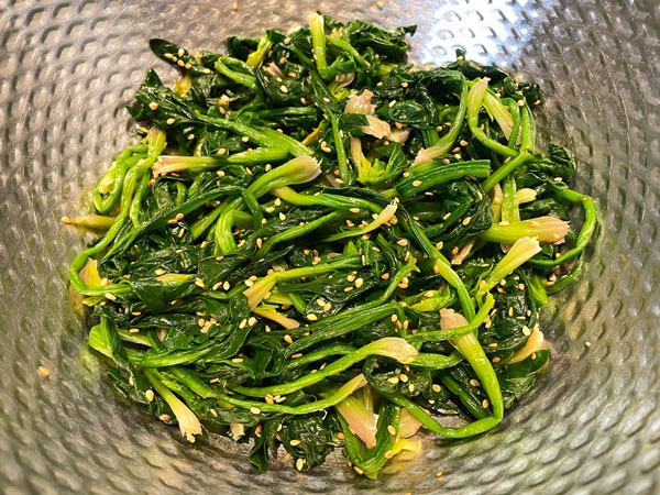 시금치나물 맛있게 무치는법 - 골고루 버무려서 완성