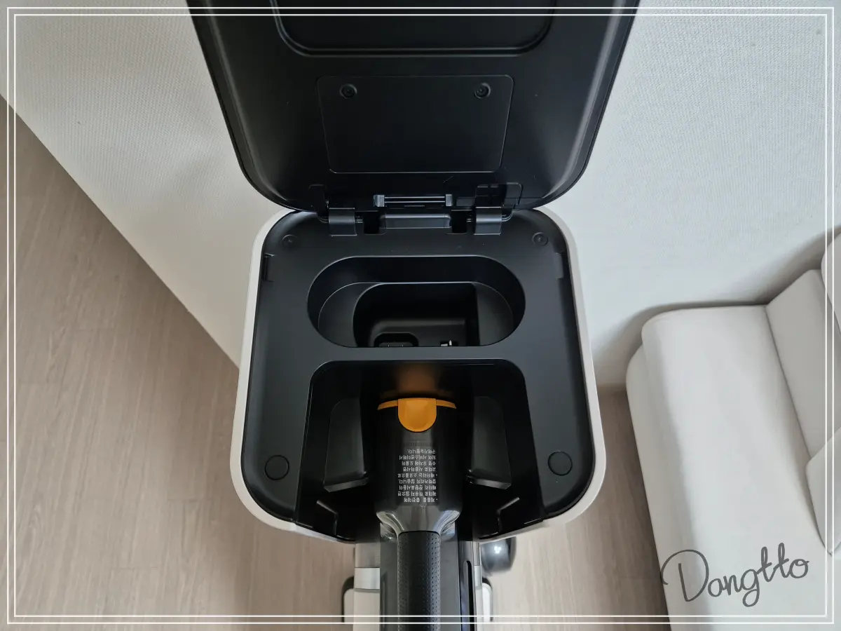 LG-청소기-위쪽-뚜껑-열린-모습과-배터리-충전대