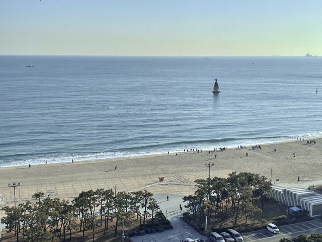 신라스테이-해운대-프리미어-디럭스더블-오션뷰-창밖으로-보이는-해운대-백사장