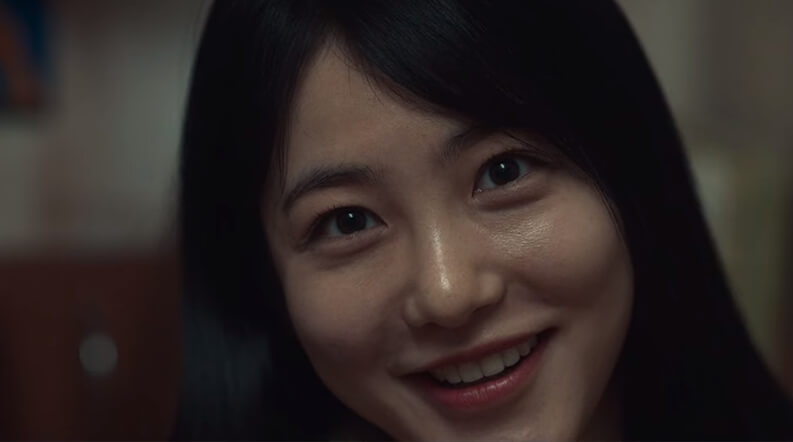 미소짓고있는-긴머리여성의모습