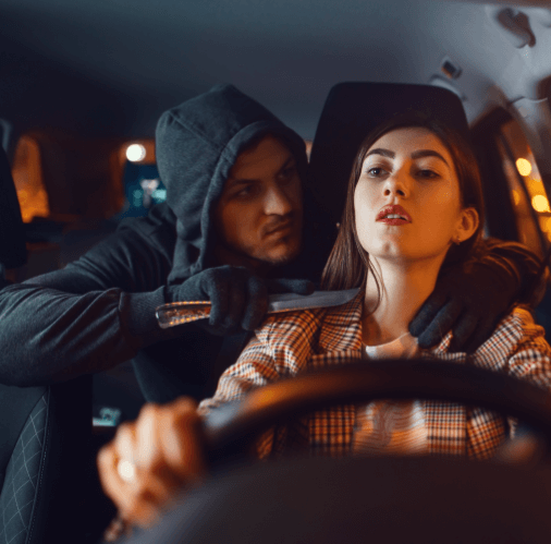 차에서-한남성이-운전하는-여성을-위협하는사진