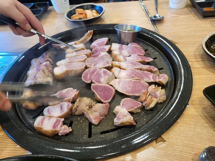 크라운돼지&#44; 고기 굽는 모습