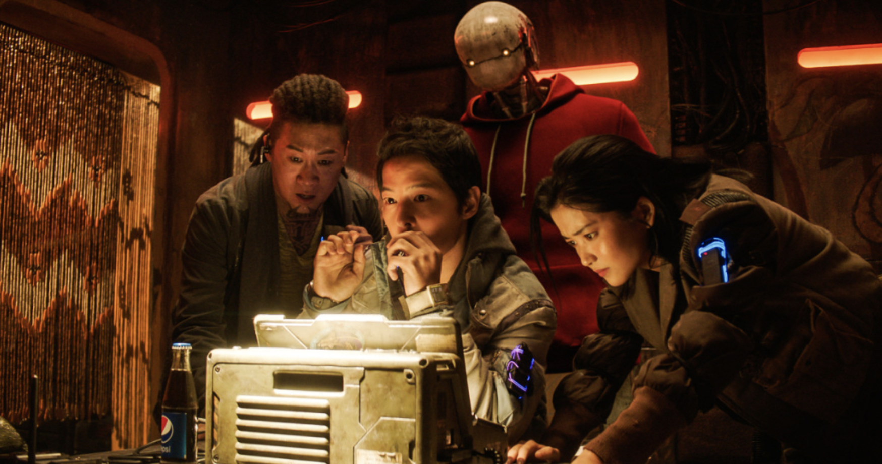 돈이 되는 요소를 발견한 승리호 선원들