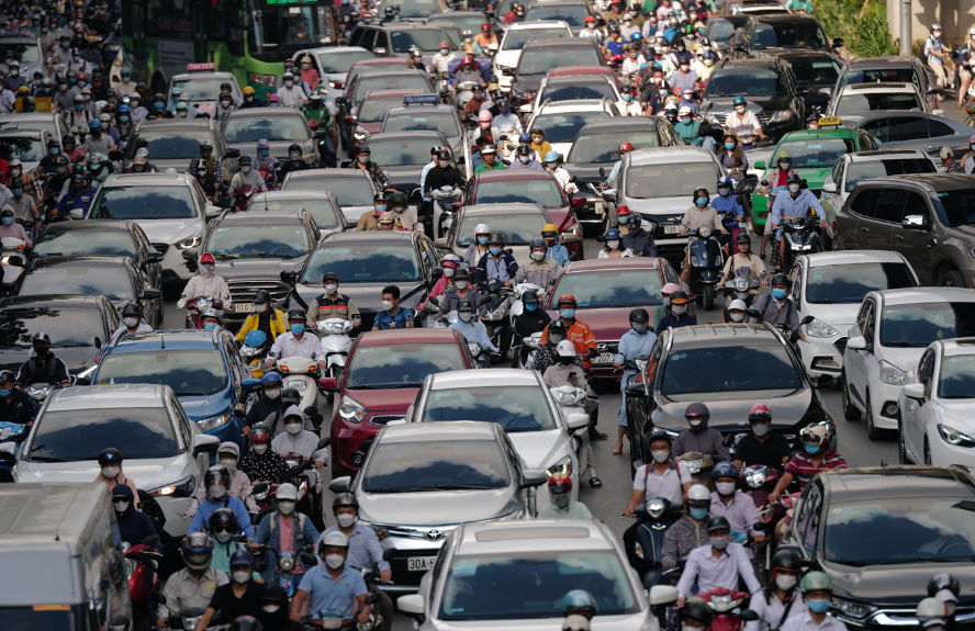 오토바이와 자동차가 서로 뒤섞여 운전을하고 있어 교통체증이 일어나고있습니다