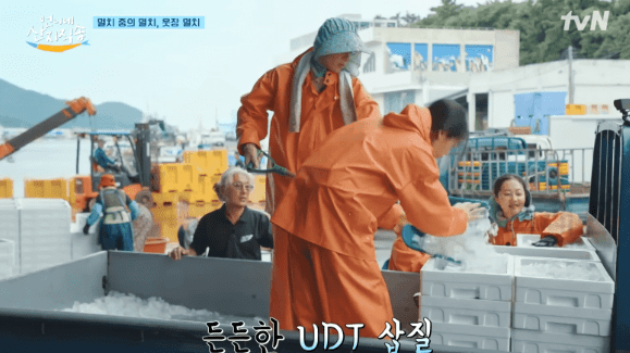 언니네 산지직송 멸치털이 포장하는 모습