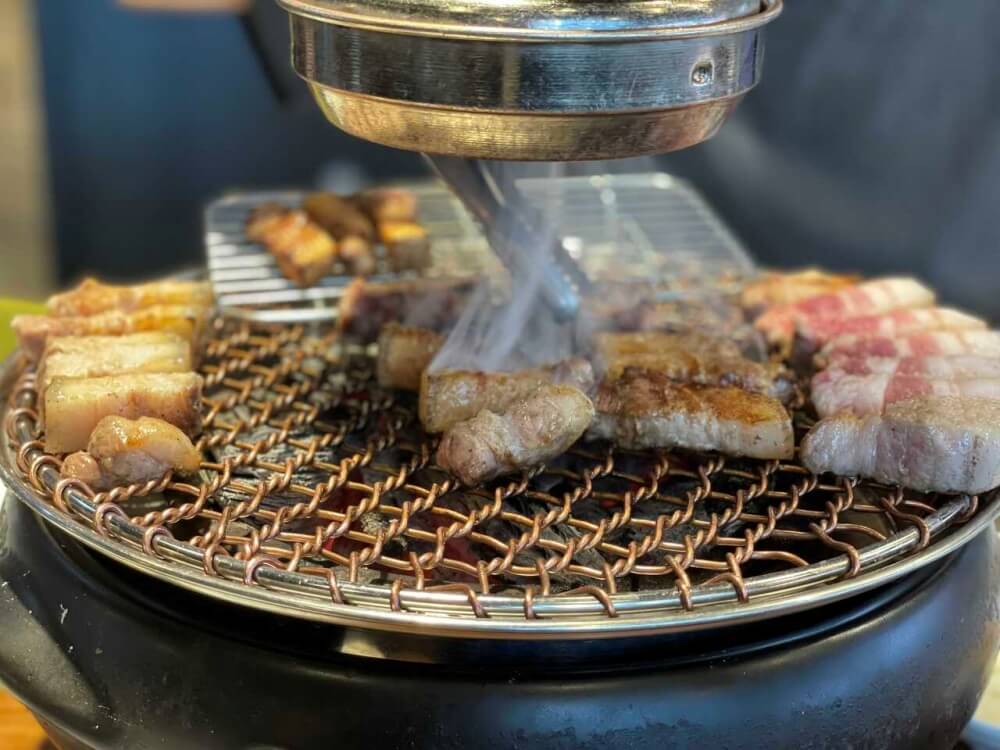 궁평식당-쫀득한-흑돼지-삼겹살-구워지는-모습