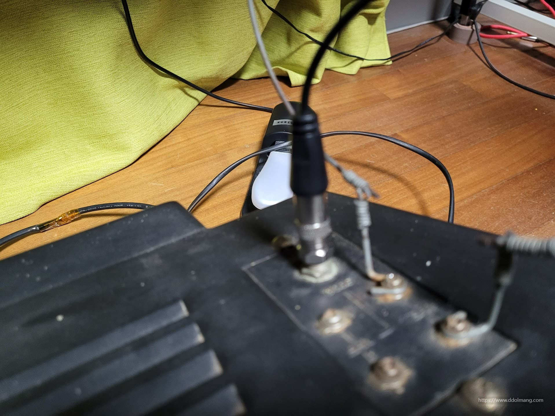 [케이블] → [젠더] → [TV 뒷면]이 연결된 모습