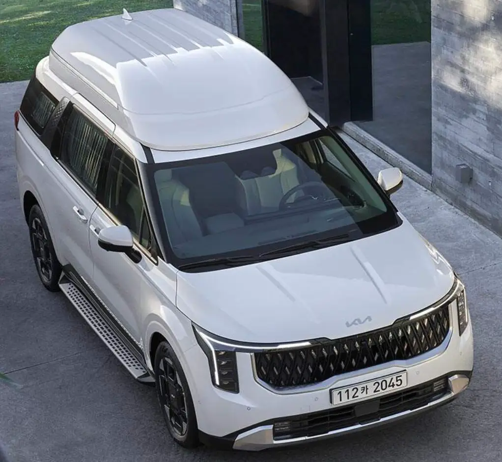 흰색 카니발을 위에서 바라본 이미지