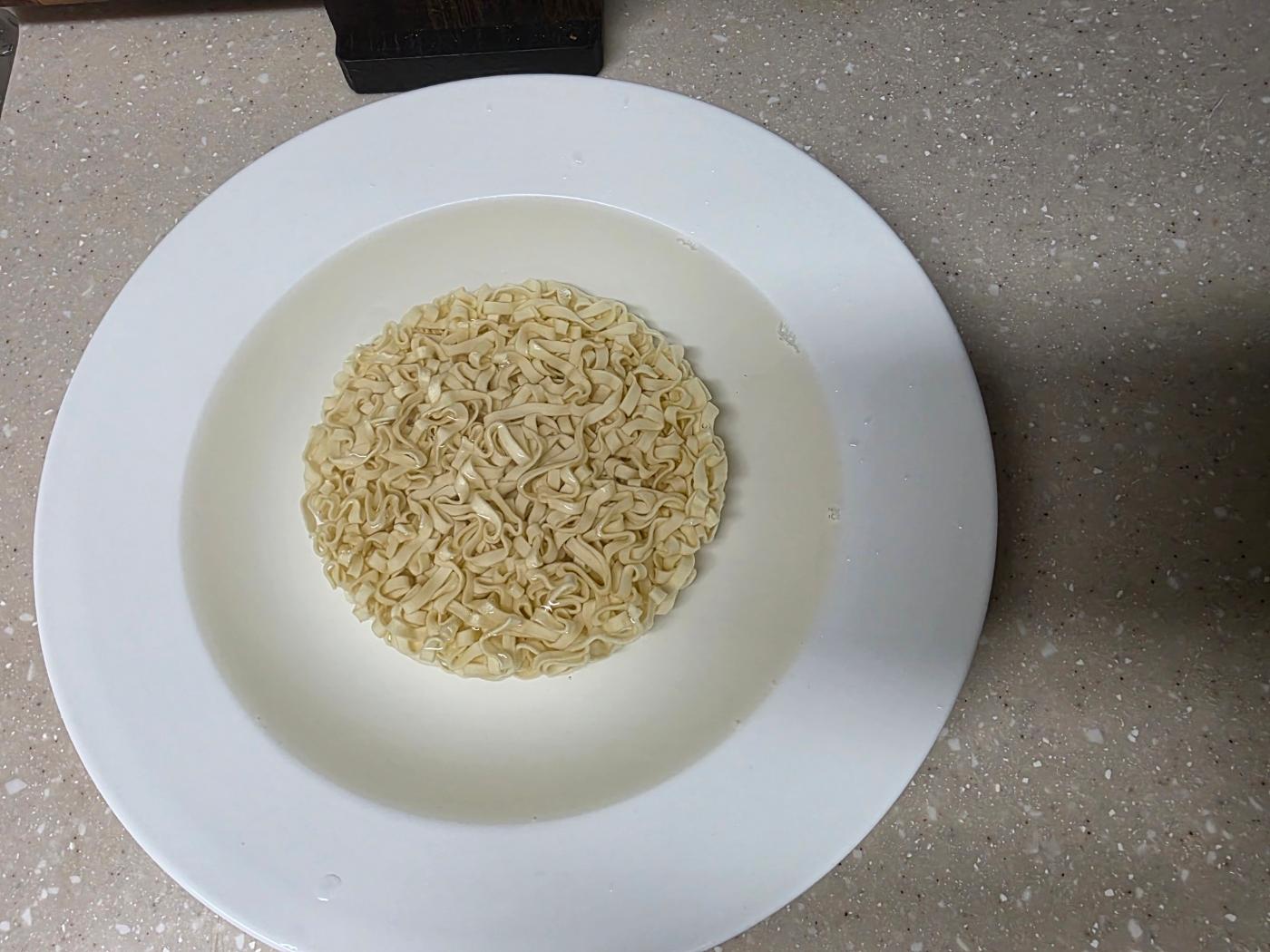 뜨거운 물에 면 불리기