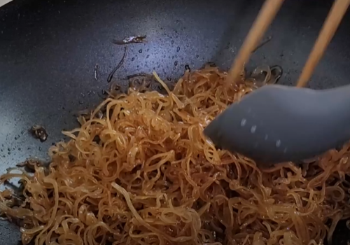 오징어실채가 양념장이 골고루 섞어지는 장면