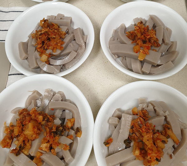 채썬 메밀과 채선 김치