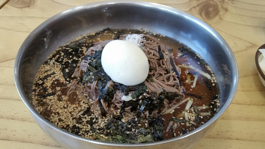 시원한 메밀국수 황금레시피 &mdash; 쯔유 직접 끓이기 + 면 탱탱 비결 (여름 면 4종 완성) - 완성 플레이팅