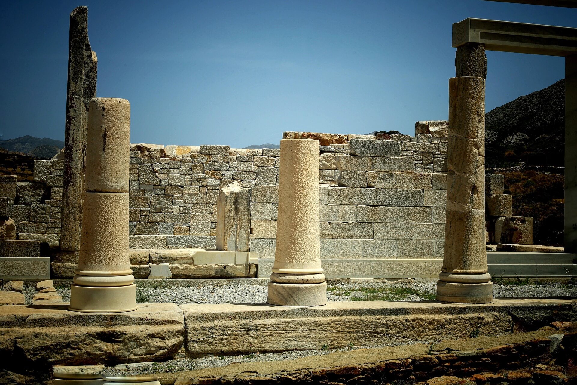 특정 지역에서만 제작·사용되어 글로벌 기준으로 희귀해진 유물의 가치 형성 구조