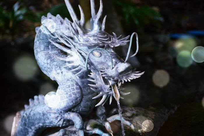 중국-용-조각상