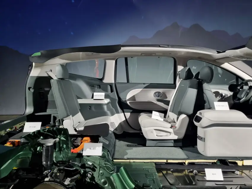 옆에서 본 아이오닉 9의 주요 구성은 이렇습니다.