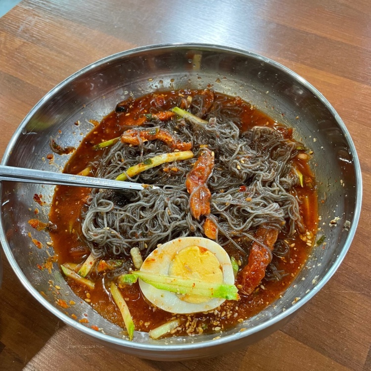 생방송투데이 리얼맛집 속초 중앙시장 부근 수요맛전 문어 고명에 문어육수를 부은 냉면 문어냉면 맛집 추천 오늘방송 정보